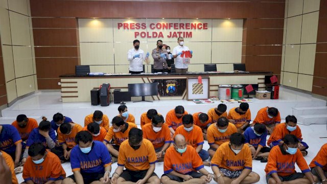 Polda Jatim Bongkar Tindak Pidana Perjudian, Sebagian Tersangka Dihadirkan Saat Press Confrence (Istimewa)