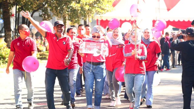 Keseruan Lomba dalam rangka memperingti HUT RI ke-77 di Sekretariat DPRD Kota Makassar, Selasa (16/08/2022). (Istimewa)