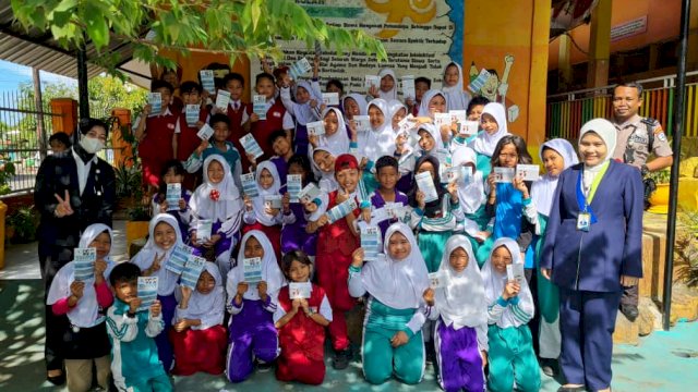 Ket : Staf Bank Sulselbar Cabang Parepare saat melakukan sosialisasi tabungan Simpanan Pelajar (SIMPEL) di SD 15 Kota Parepare. (Foto : Dok Bank Sulselbar Cabang Parepare)