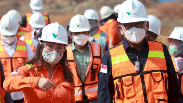CEO PT Vale Febriany Eddy, bersama Menteri ESDM Arifin Tasrif, saat melakukan peninjauan lapangan lokasi Penambangan PT Vale Indonesia di Blok Sorowako, Kabupaten Luwu Timur. (Istimewa)