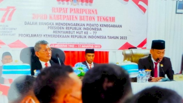 Pj Bupati Buteng Muhammad Yusup (kiri) dan Ketua DPRD Buteng Bobi Ertanto (kanan) saat rapat paripurna HUT ke-77 RI.