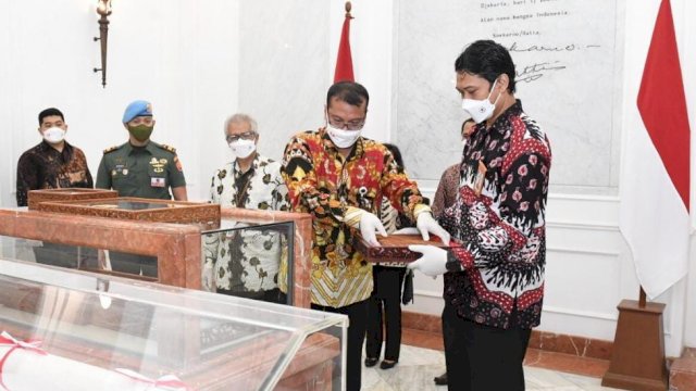 Kepala Biro Administrasi Sekretariat Presiden, Sony Kartiko (kedua dari kanan), menyimpan Naskah Asli Teks Proklamasi Tulisan Tangan Bung Karno di Istana Merdeka, Jakarta, Selasa, 16 Agustus 2022. (Foto: Istimewa)