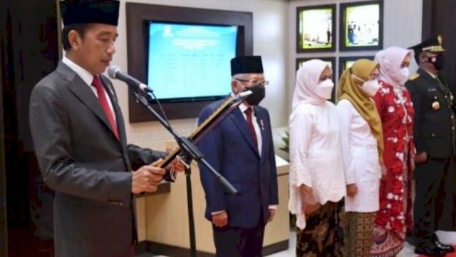 Presiden Joko Widodo memimpin Apel Kehormatan dan Renungan Suci di Taman Makam Pahlawan (TMP) Nasional Utama, Kalibata, Jakarta. (Foto: Istimewa)