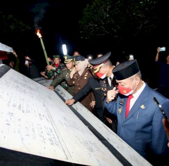 Jelang Puncak HUT RI, Pemerintah dan Forkompinda Gowa Upacara Taptu dan Pawai Obor