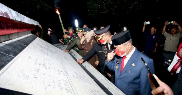 Jelang Puncak HUT RI, Pemerintah dan Forkompinda Gowa Upacara Taptu dan Pawai Obor