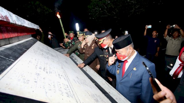 Pemerintah dan Forkompinda Kabupaten Gowa menggelar Upacara Taptu dan Pawai Obor dalam rangka menyambut puncak HUT Kemerdekaan RI ke-77 Tahun. (Dok. Humas Gowa)