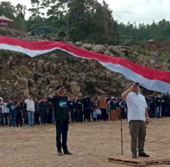 Bersama Warga Desa Ujungbulu, IAS Gelar Upacara HUT RI ke-77 di Puncak Bontolonjong Jeneponto