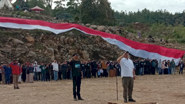 Ilham Arief Sirajuddin (IAS) saat menjadi Inspektur Upacara (Irup) di Lapangan Puncak Bontolojong, Kabupaten Jeneponto, Rabu (17/08/2022). (Istimewa)