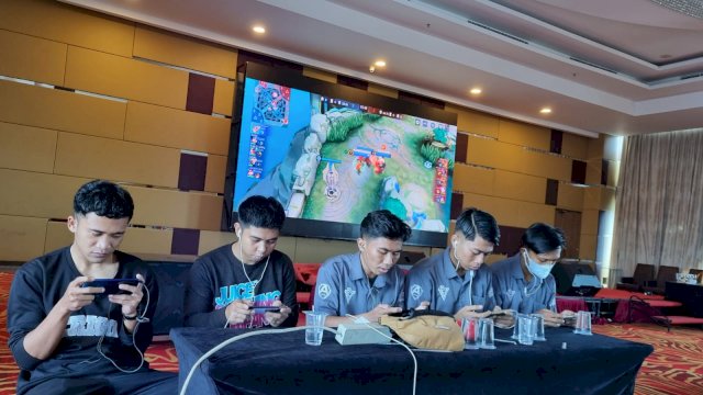 Karyawan Aston Hotel Makassar terlihat antusias mengikuti Turnamen E-Sport di Ballroom Hotel, Rabu (17/08/2022). (Dok. Aston Hotel Makassar)