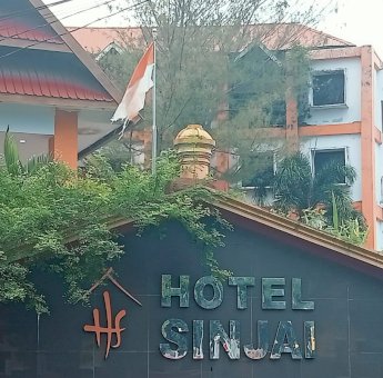 Penampakan Bendera Merah Putih Kusam dan Robek Berkibar di Sinjai