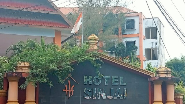 Kondisi Bendera Merah Putih Robek Berkibar di Halaman Hotel Sinjai, Rabu (17/08/2022). (Istimewa)