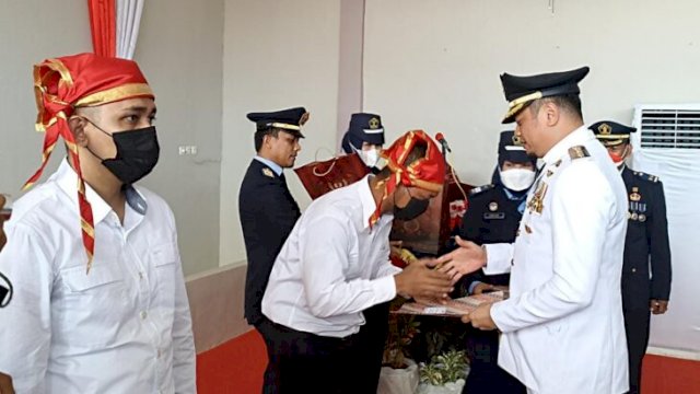 Bupati Gowa Adnan Purictha Ichsan saat menyerahkan SK remisi kepada Warga Binaan Lapas Kelas II Sungguminasa dalam rangka HUT RI ke7-77 di Aula Lapas Perempuan Kelas II Sungguminasa, Jalan Lembaga-Bolangi, Desa Timbuseng, Kecamatan Pattalassang, Rabu (17/08/2022). (FOTO. Chaerani/Republiknews.co.id)