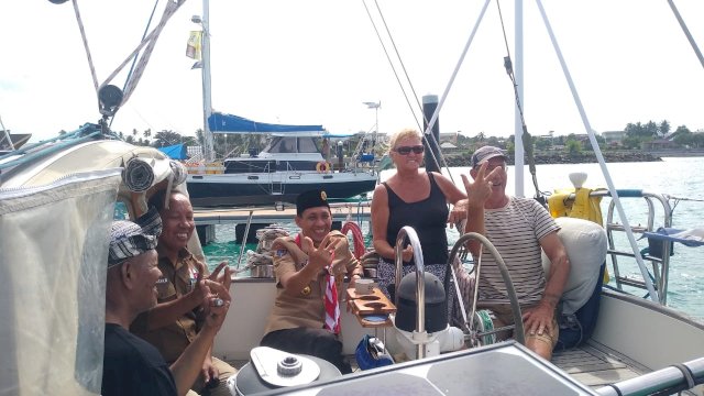 Bupati Wakatobi, Haliana didampingi Kadis Nadar dan Dirut WIC, Gino menemui salah satu peserta Sail to Indonesia 2022 di Jetty Apung Marina Togomowandu. (Ist)