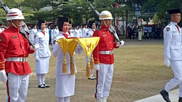Hanum Salsabillah Putri Prian, sang pembawa baki pengibar bendera merah putih pada Upacara HUT RI Ke-77 di Halaman Kantor Bupati Gowa, Rabu (17/08/2022). (FOTO. Republiknews.co.id/Chaerani)