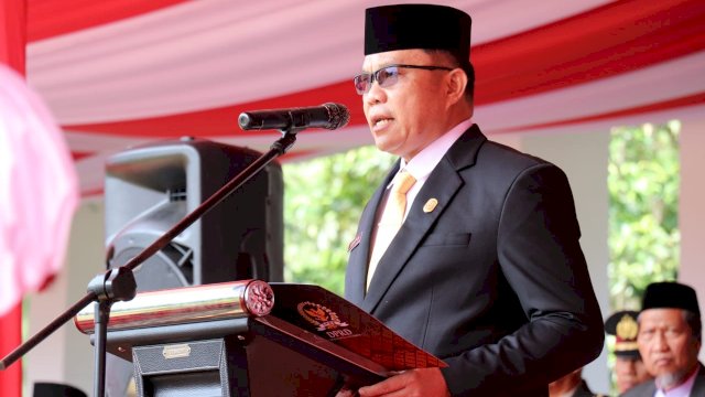 Ketua DPRD Luwu Timur, Aripin bacakan teks Proklamasi di HUT RI ke-77 Luwu Timur.