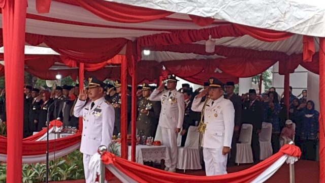 Penurunan bendera merah putih pada HUT Kemerdekaan RI ke-77 Tahun di Halaman Kantor Bupati Gowa, dipimpin langsung Wakil Bupati Gowa Abd. Rauf Malaganni. (FOTO. Chaerani/Republiknews.co.id)