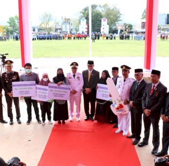 Usai Pimpin Upacara HUT RI ke-77, Bupati Luwu Timur Serahkan Bantuan dan Santunan Kematian ke Ahli Waris