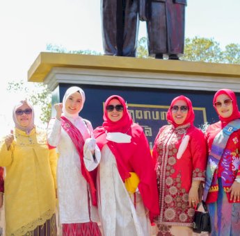 Erna Rasyid Taufan Kompak Bareng Istri Forkopimda Fashion Show Ala Citayam Fashion Week&nbsp;