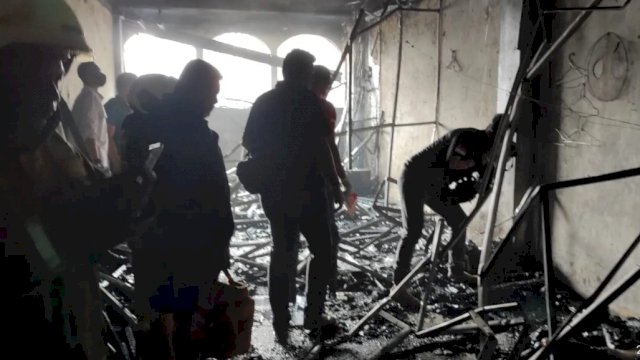 Polres Jakarta Barat saat melakukan penyelidikan terkait peristiwa kebakaran rumah indekost di Tambora. (Foto: Istimewa)