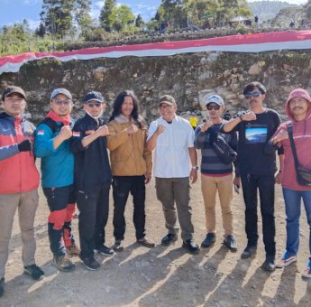 Perbaiki Jalan Rusak ke Agrowisata Bontolojong, IAS Bersama AMK Beri Sumbangan