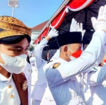 Paskibra Kota Solo Menangis Gagal Kibarkan Merah Putih, Gibran Beri Semangat