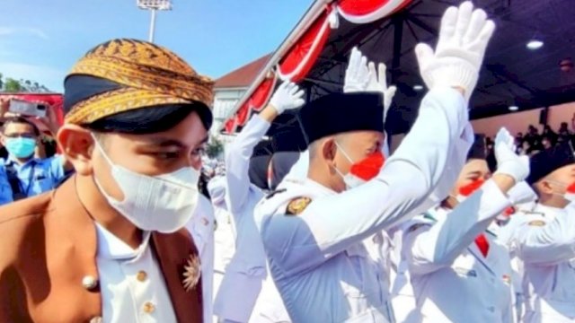 Wali Kota Solo, Gibran Rakabuming Raka menyemangati Paskibra Kota Solo walau gagal mengibarkan bendera merah putih saat peringatan HUT RI ke-77, Rabu (17/8/2022). (Foto: Istimewa)
