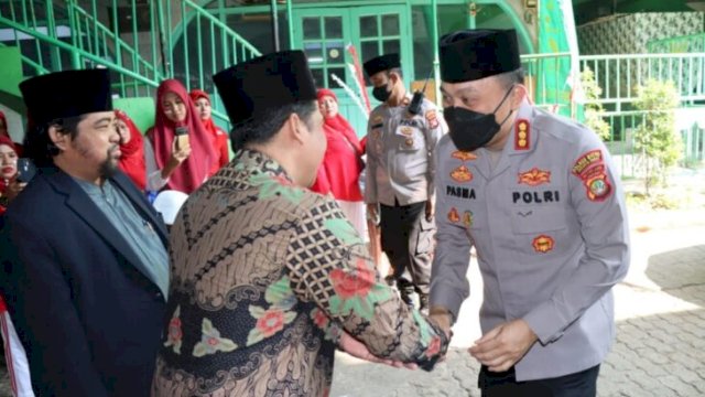 Kapolres Metro JakBar Kombes Pol Pasma Royce Disambut jajaran pengurus Ponpes Al Washilah Kembangan. (Ist)
