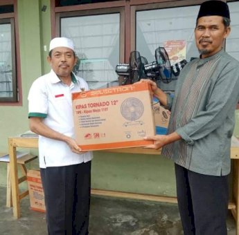 BAZNAS Luwu Timur Peduli Santri, Bantu Kipas Angin Ponpes Modern Madinah Al-Munawwarah Tomoni