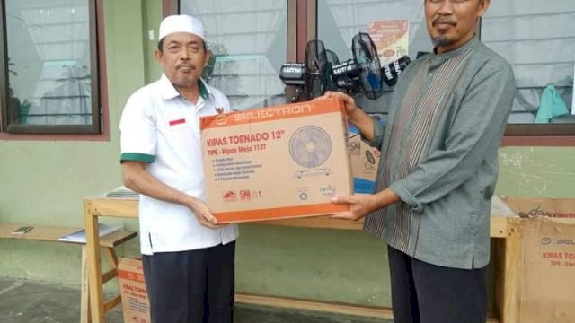 BAZNAS Luwu Timur serahkan bantuan kipas angin kepada pengurus Ponpes Modern Madinah Al-Munawwarah Tomoni.