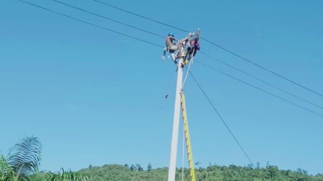 PLN Membangun JTM 17,78 kms, JTR 16,96 kms, dan 7 Gardu Distribusi dengan Kapasitas 500 kVA untuk Listriki 12 Desa dan Dusun di Sulsel, Sulbar dan Sultra. (Dok. PLN Sulselbar)