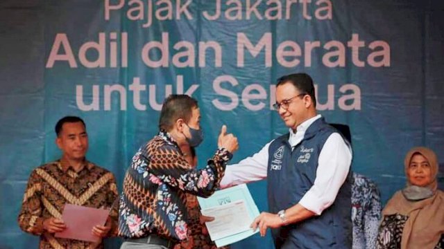 Gubernur Anies Baswedan Menyerahkan Secara Simbolis Tanda Bebas PBB Kepada Perwakilan Warga Sawah Besar. (Ist)