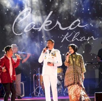 Hadir di Resepsi Kenegaraan Pemkab Gowa, Chakra Khan Duet dengan Bupati dan Istri