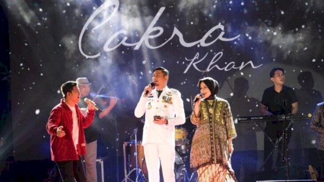Penyanyi Cakra Khan saat nyanyi bareng Bupati Gowa Adnan Purichta Ichsan dan istri Priska Paramita Adnan pada Resepsi Kenegaraan HUT RI Ke-77 di Halaman Rujab Bupati Gowa, Rabu (17/08/2022) malam. (Dok. Humas Pemkab Gowa)