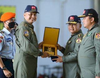 Jenderal TNI Dudung Terima Wing Kehormatan Penerbang Kelas I TNI AU
