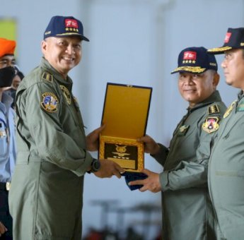 Jenderal TNI Dudung Terima Wing Kehormatan Penerbang Kelas I TNI AU
