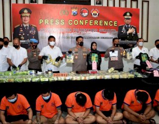 Polrestabes Surabaya Sita 90,7 Kg Sabu dan 13,6 Kg Ganja, Delapan Tersangka Ditangkap