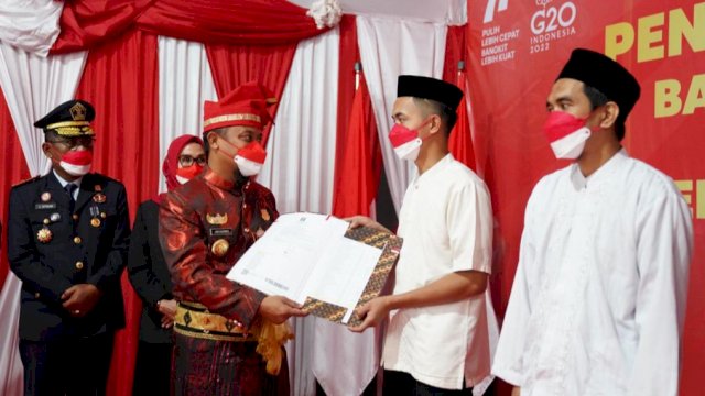 Gubernur Sulsel Andi Sudirman Sulaiman, menyerahkan secara simbolis SK remisi kepada sejumlah perwakilan Napi, Rabu (17/08/2022). (Istimewa)