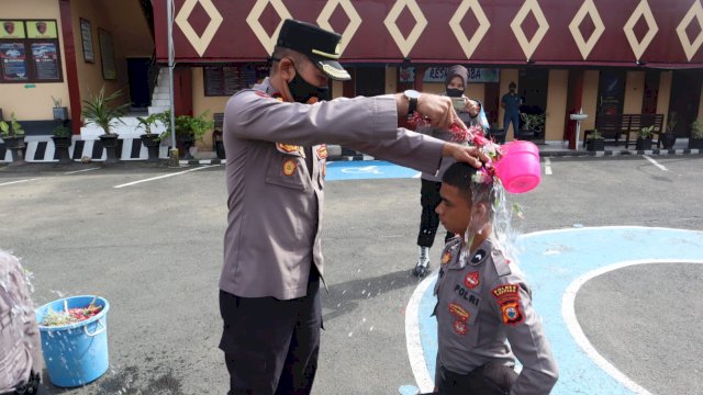Tradisi siram air bunga kepada 12 personil Bintara Remaja yang akan bertugas di Polres Soppeng, Kamis 18 Agustus 2022.(Istimewa)