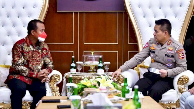 Gubernur Sulsel Andi Sudirman Sulaiman, berbincang dengan Kakorlantas Polri Irjen Pol Firman Shantyabudi, di Kantor Gubernur Sulsel, Kamis (18/08/2022). (Istimewa)