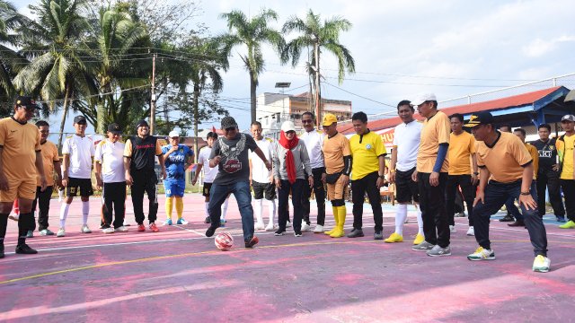 Anggota Komisi V DPR RI Muhammad Fauzi menendang bola saat membuka turnamen Futsal antar SKPD Lingkup Pemda Lutra dalam rangka memperingati HUT ke 77 RI. 