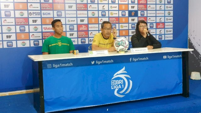 Pelatih Persebaya Aji Santoso bersama Rizky Ridho saat sesi jumpa pers di stadion Segiri Samarinda ( Kurniawan)