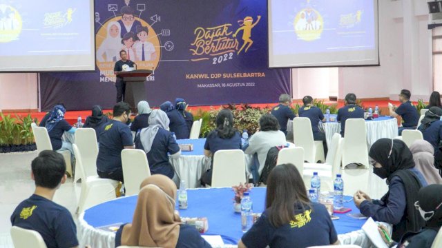 Ratusan mahasiswa dari berbagai perguruan tinggi di Makassar mengikuti Pajak Bertutur 2022 yang digelar Kanwil DJP Sulselbarta dalam rangka meningkatkan kesadaran pajak ke generasi muda. (Dok. Kanwil DJP Sulselbarta)