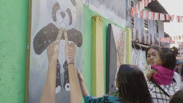 Warga menikmati pameran lukisan di gang Jalan Muhammad Yamin, Makassar. Ini menjadi kegiatan unik dalam memeriahkan HUT Kemerdekaan RI Ke-77 Tahun. (Dok. Pribadi)