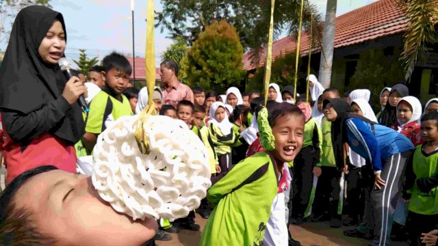 Siswa SDN 4 Mentawa Baru Hulu Kotim memeriahkan peringatan HUT RI ke 77 di sekolahnya.(Istimewa)