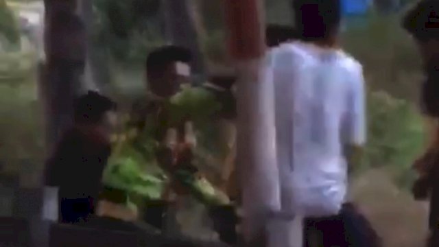 Tangkapan Layar video viral, nampak pelaku memukul korban setelah disalip. (SC)