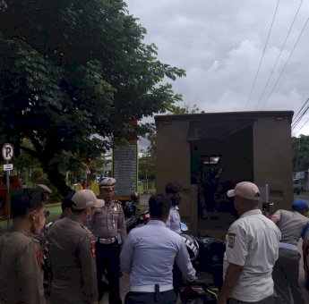 Gunakan Badan Jalan, Puluhan Kendaraan Parkir di Depan RSUD Sinjai Diangkut