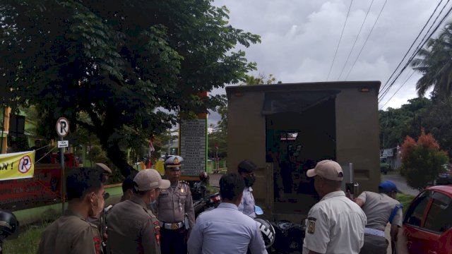 Sejumlah petugas gabungan mengangkut puluhan kendaraan yang parkir di badan jalan.(Istimewa)