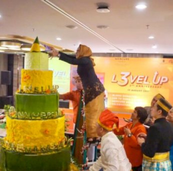 Ada Tumpeng Setinggi Tiga Meter pada Puncak HUT 3 Tahun Mercure Makassar