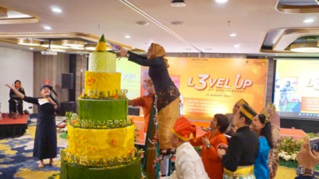 Tumpeng tiga meter dipotong pada Puncak HUT Ke-3 Tahun Mercure Hotel Makassar. (Dok. Mercure Hotel Makassar)