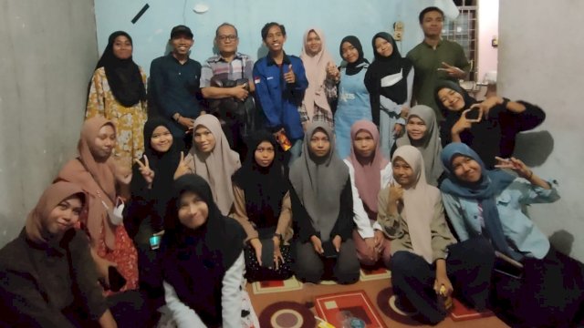 Pembina IWA Mbojo M. Dahlan Abubakar, bersama Mahasiswa Baru asal Bima dan Dompu. (Istimewa)